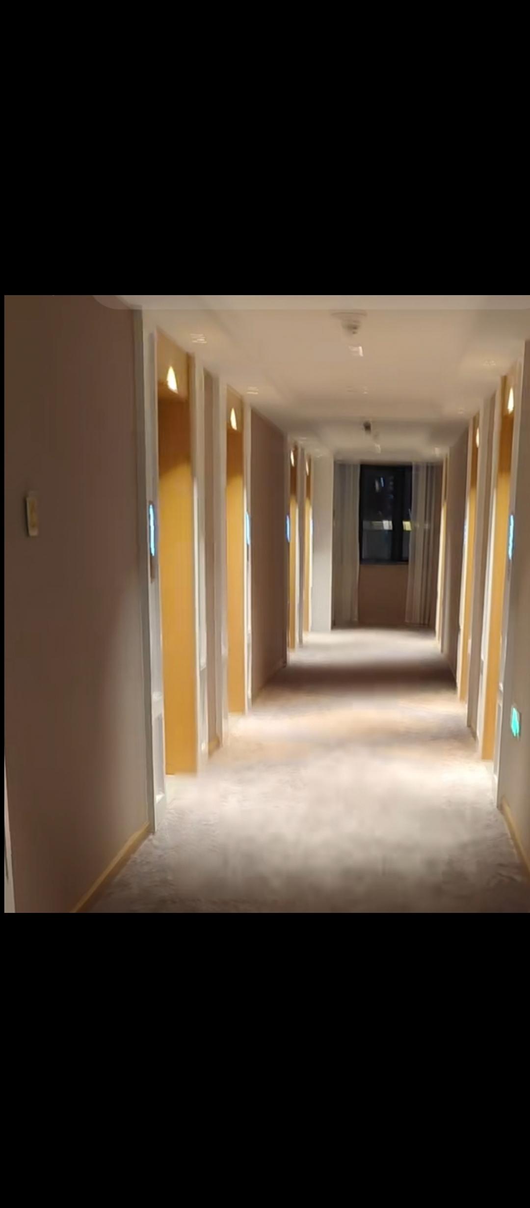 我自家开了个小宾馆，八年来，最大的变化就是钟点房，一男一女开钟点房的客人，年龄是