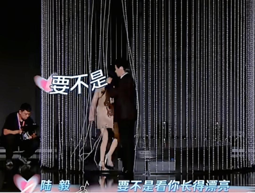 陆毅把鲍蕾惹哭后说：“要不然看你长得漂亮，我才不跟你跳舞。”郑钧听后直摇头：“这
