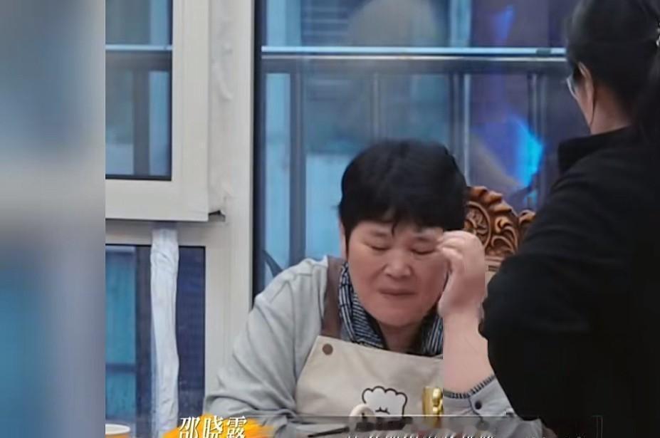房主任的两个女儿好像都不喜欢她，尤其是大女儿已经30岁了跟她说话一点都不客气。房