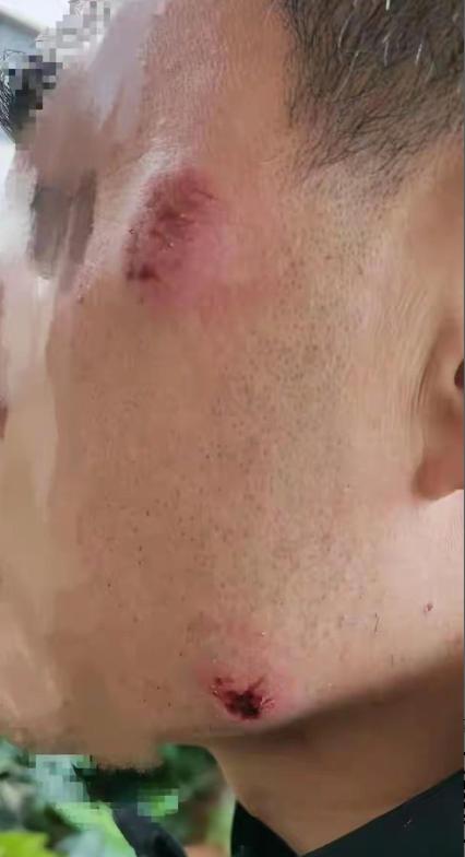 湖北武汉，某小区一男一女两名业主，去社区办公室咨询业委会的事，期间没人搭理他们。