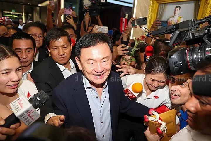 洪森这老狐狸疯狂炮轰他信家族，一心想拉他信下水？呵，他信却一直保持沉默，始终没有