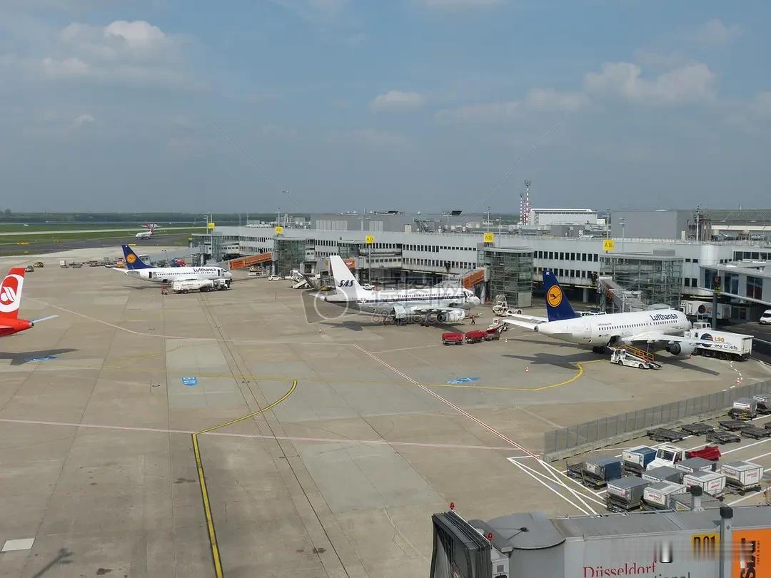 欢迎全世界朋友来中国旅游，入境太方便了。只要登机前网上填好入境卡，通关时出示