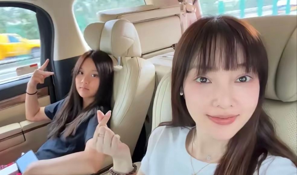 贾乃亮女儿出国上夏校，爷为她背包包，姥姥张伟欣穿粉色上衣打扮优雅，带着三个儿子和