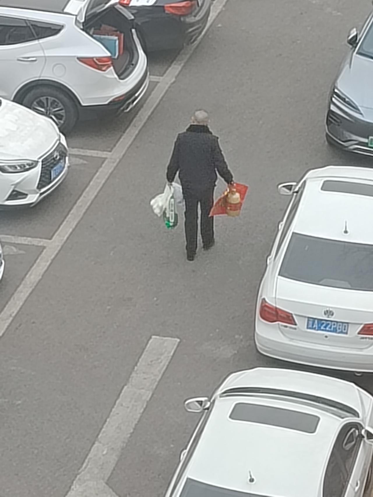 过年了，有的发米、面、油，有的发对联、馒头、牛奶，有的发坚果、海参、大礼包，有的