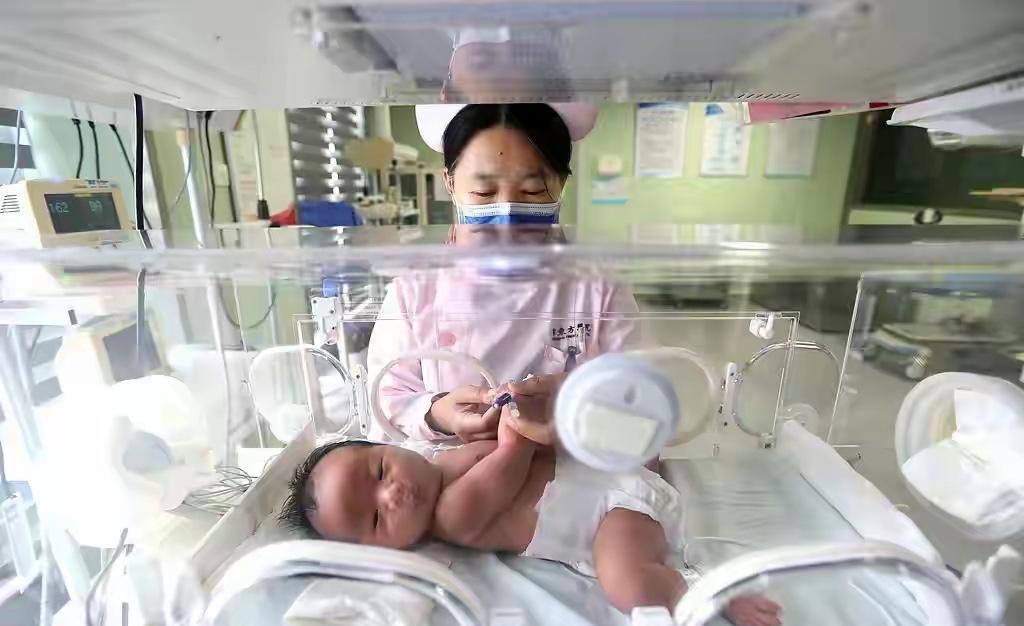 明年起，你生孩子可能不用自己花一分钱。国家医保局刚宣布的重磅政策，不是简单提高