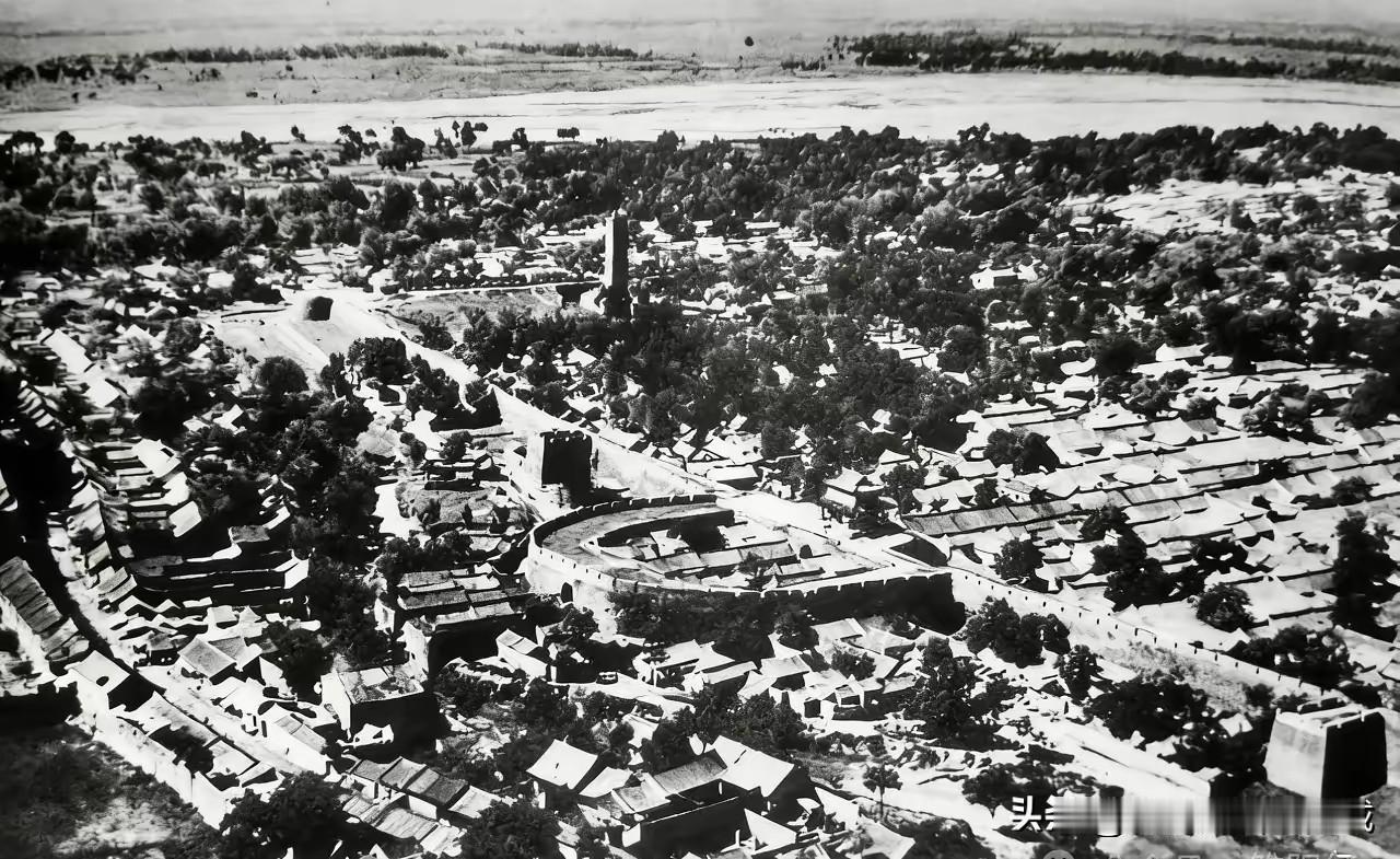 从这张1939年德国汉莎公司拍摄的洛阳城老照片来看，城墙全是用砖砌成的，是金元明