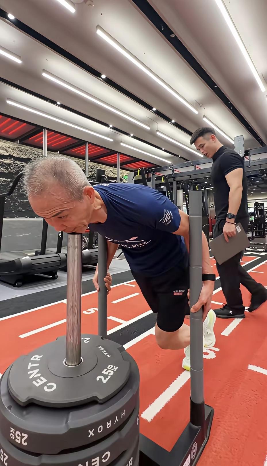 近期，75岁王石出现在健身房，他做各项运动的画面。只见王石很卖力的在健身，每