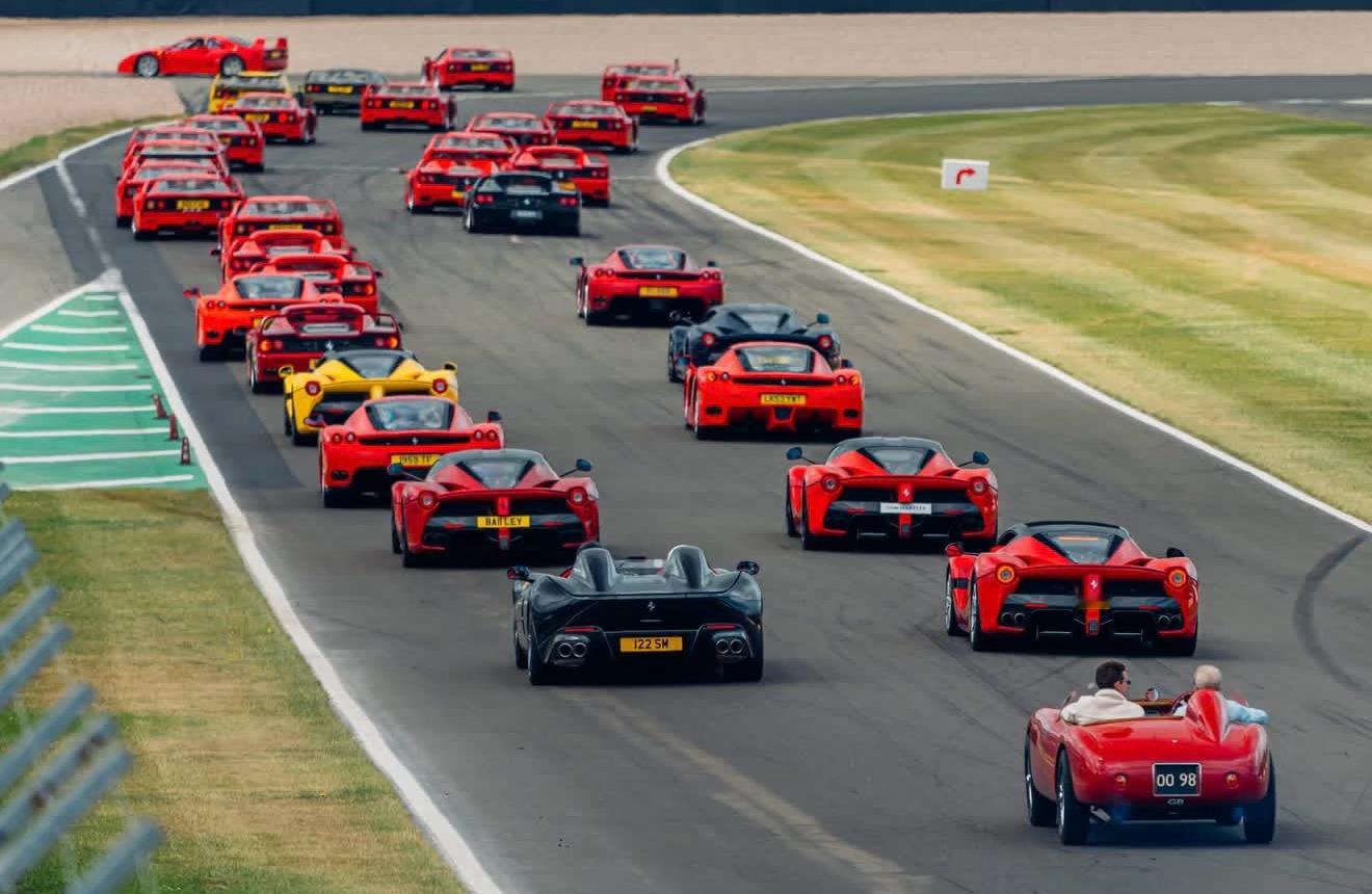 法拉利的红色风暴，这才是车迷的狂欢！一眼望去全是跃马红，45+台法拉利F家族车型
