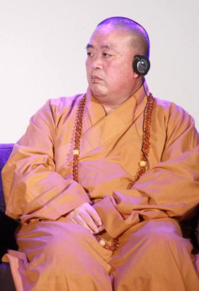关于释永信，还有一个疑点那就是他为什么那么有头脑！16岁出家的小和尚，
