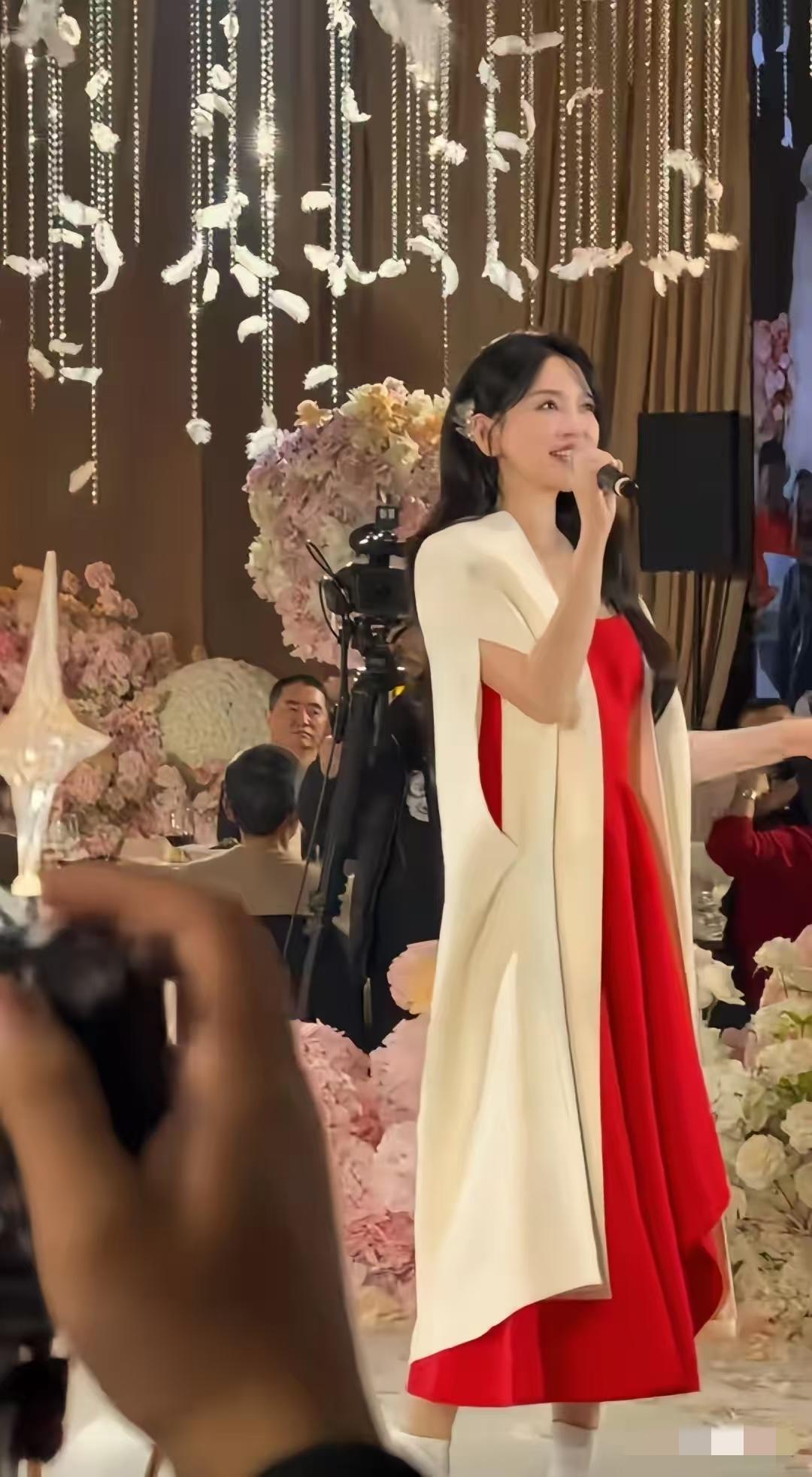 这家人可真有钱，婚礼请金莎来唱歌。江苏南通的一户人家在结婚的典礼上请来了金莎，