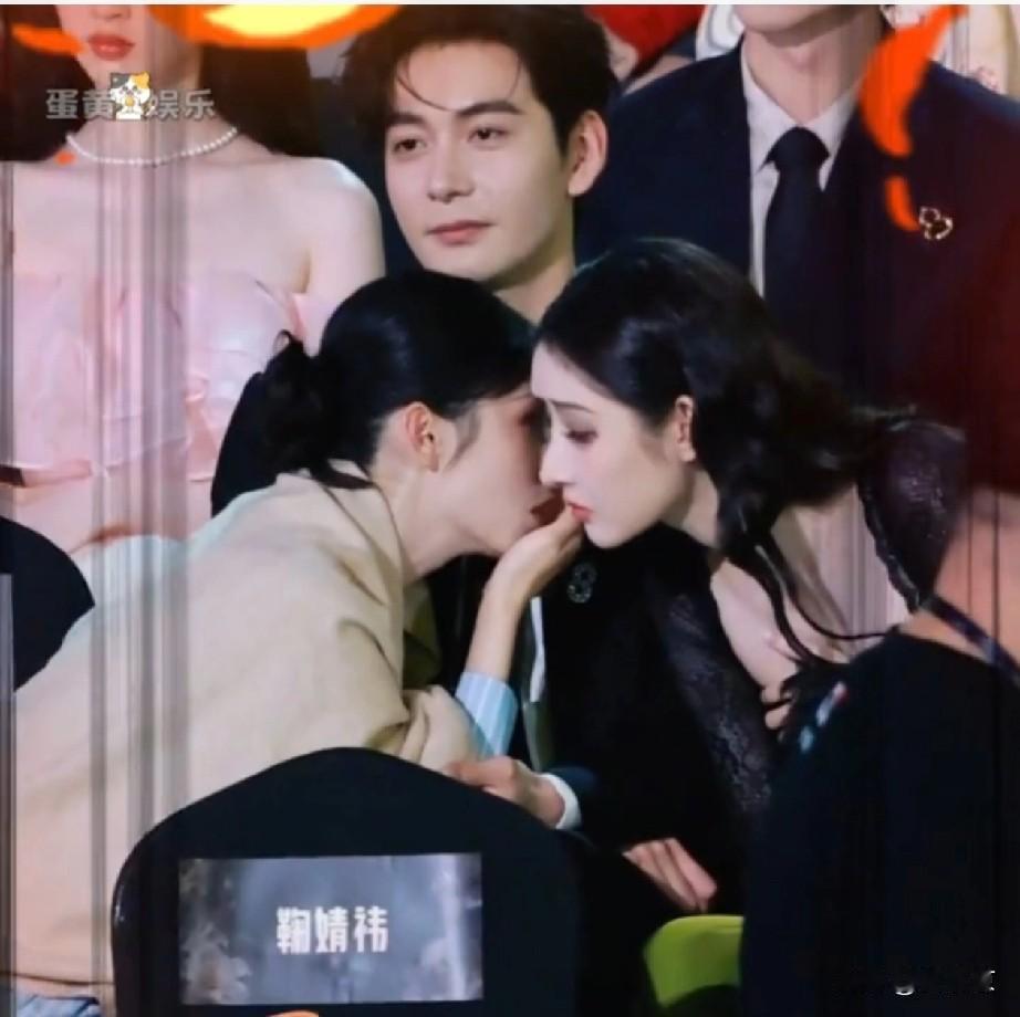 周也王玉雯在陈星旭胸肌上聊到忘我！陈星旭惨变人形摆件。活动现场周也和王玉雯不