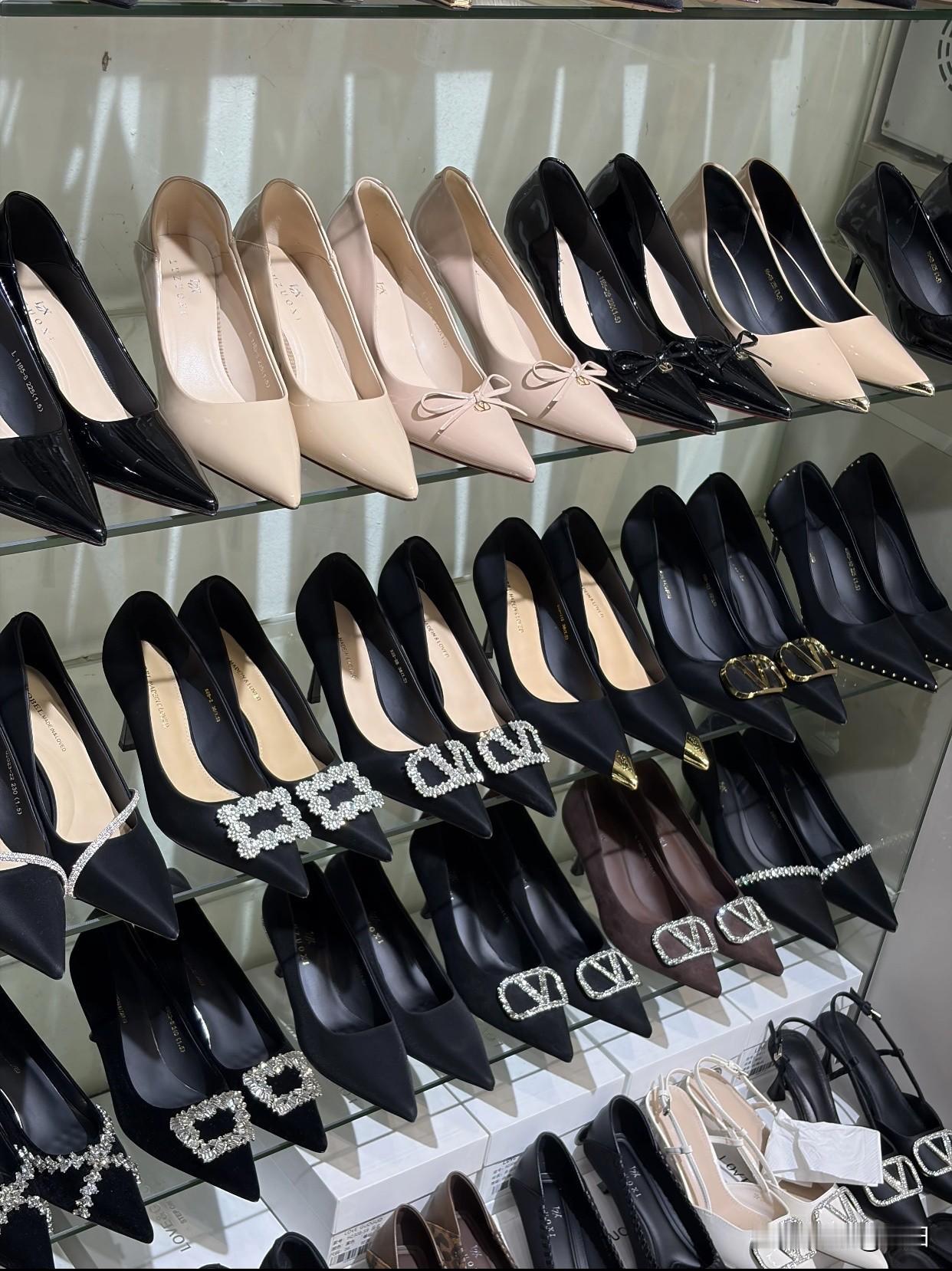 大家怎么看待细高跟鞋细高跟鞋不适合长时间站立或走动的工作。