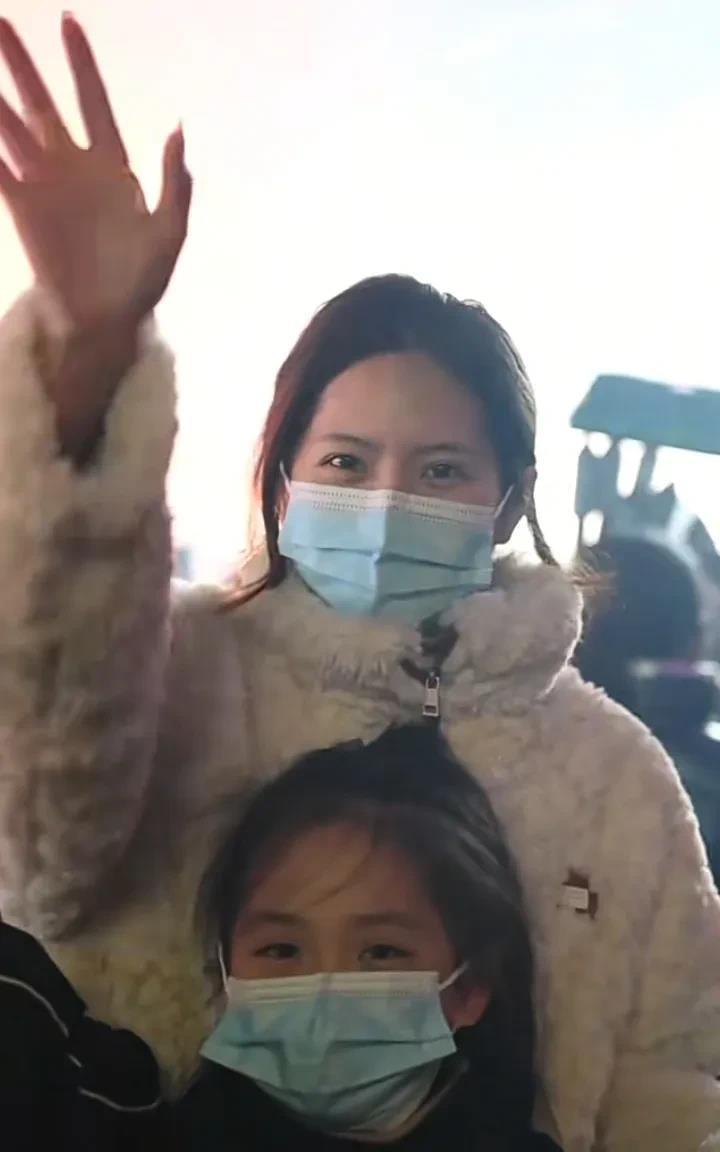 今天是阿坝旅游车坠河的第10天，昨天找到了3位母亲中最年轻的妈妈“来杯焦糖拿铁”