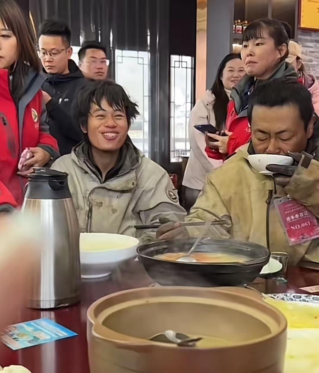 终于看到林北的庐山真面目了，时隔41天林北终于吃上大圆桌了。荒野求生14名选手全