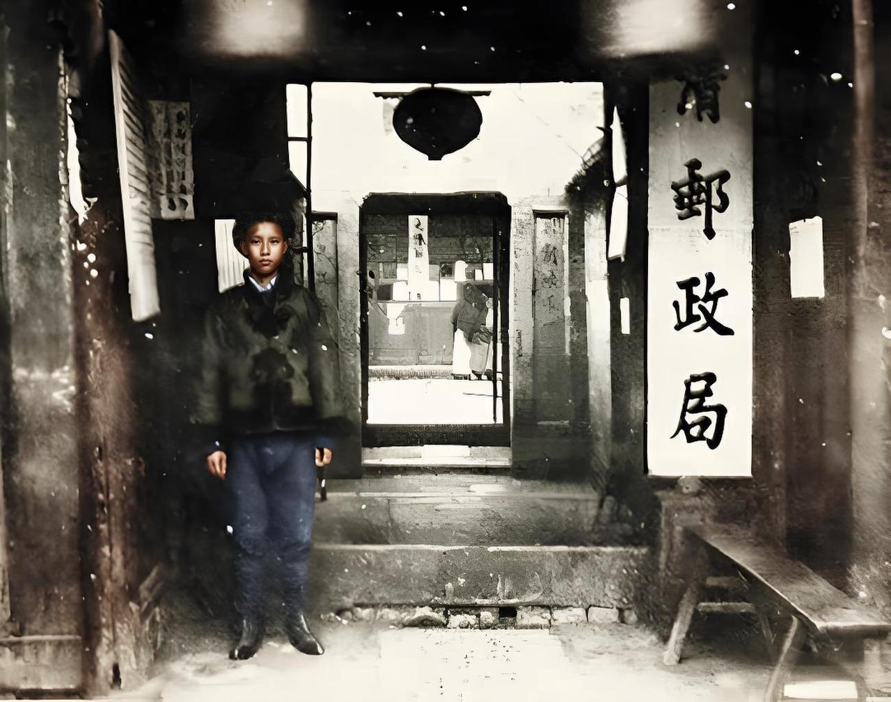 清末成都邮政局二进堂内的营业厅，木质穿斗结构的门楣下悬挂着“清邮政局”白底黑