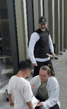 赛场上的莱巴金娜面无表情牵着小球童，冷面杀手气场拉满。可一到赛外，面对中国小朋友的签名请求，她俯下身