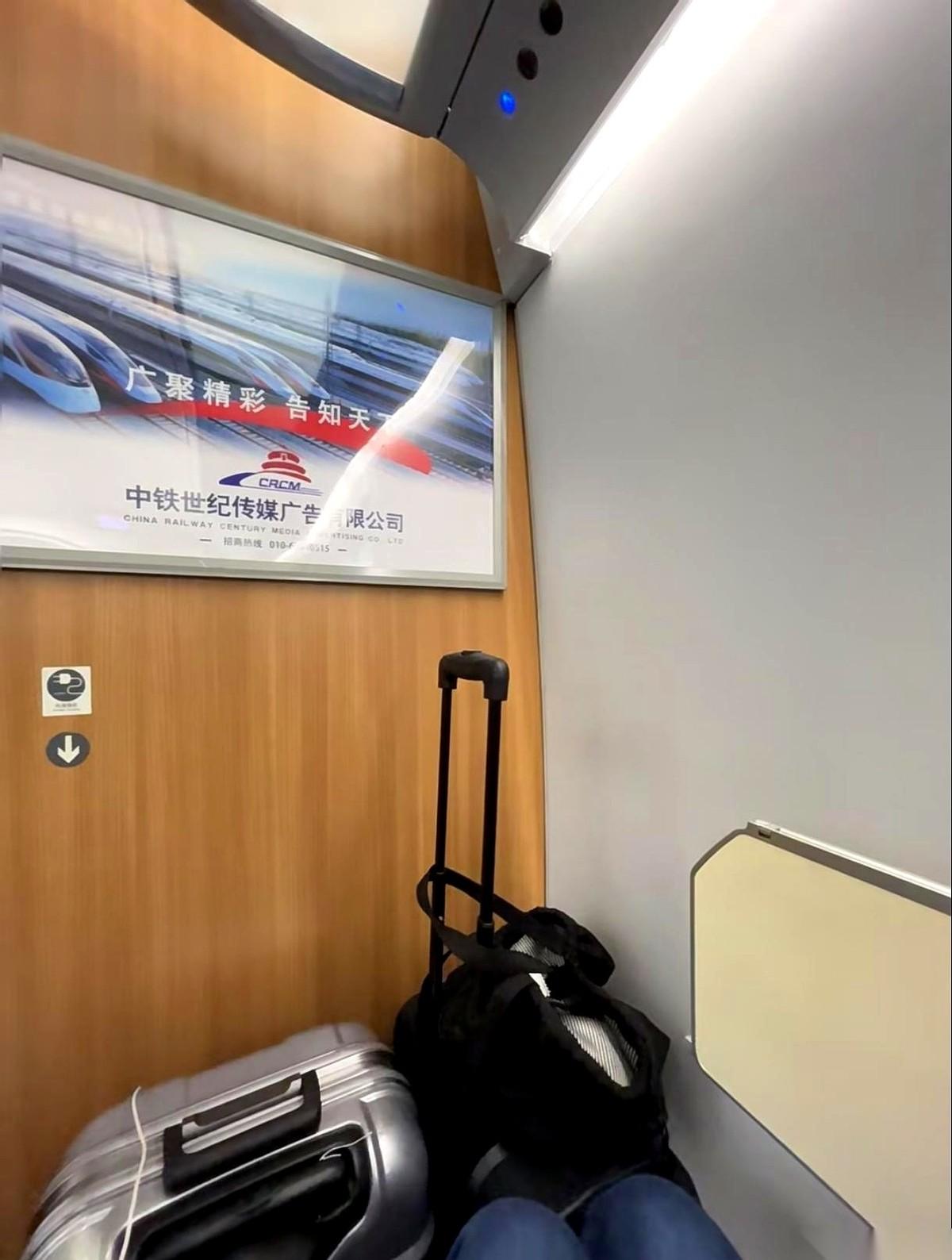 高铁靠窗的座位，不能自己选了。就因为一个人。据说他买了一张“靠窗票”，结果兴