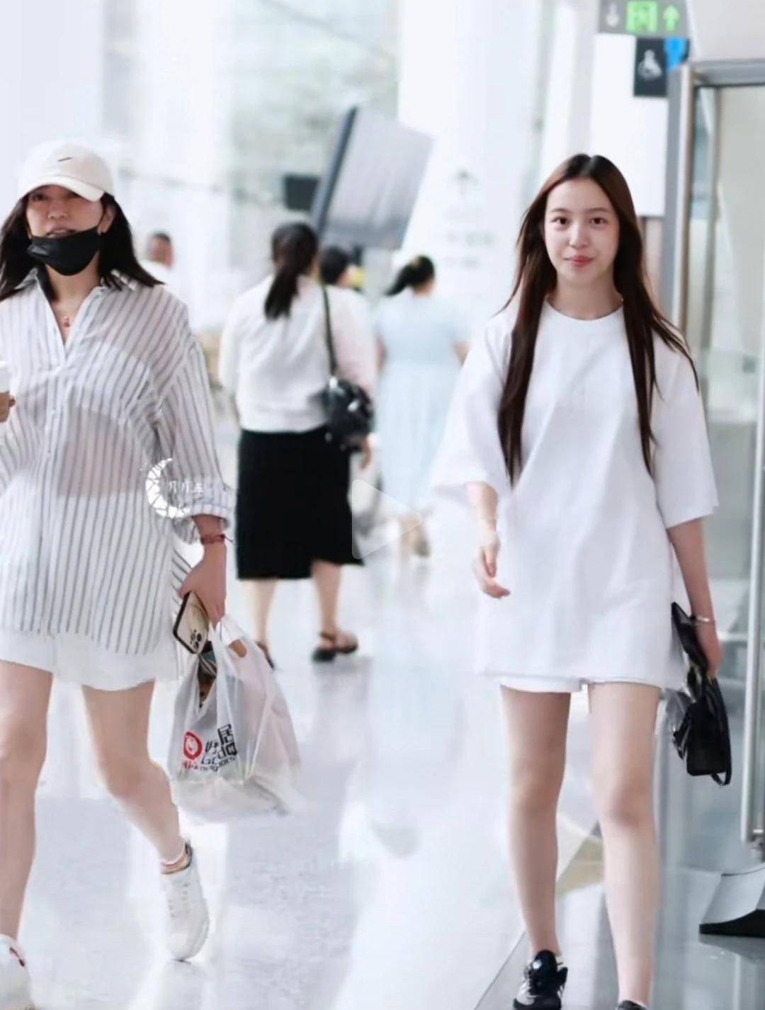 赵薇的女儿，莫非也要出道了？zui近不少星二代好像扎堆露面。先是黄奕女儿，这会儿