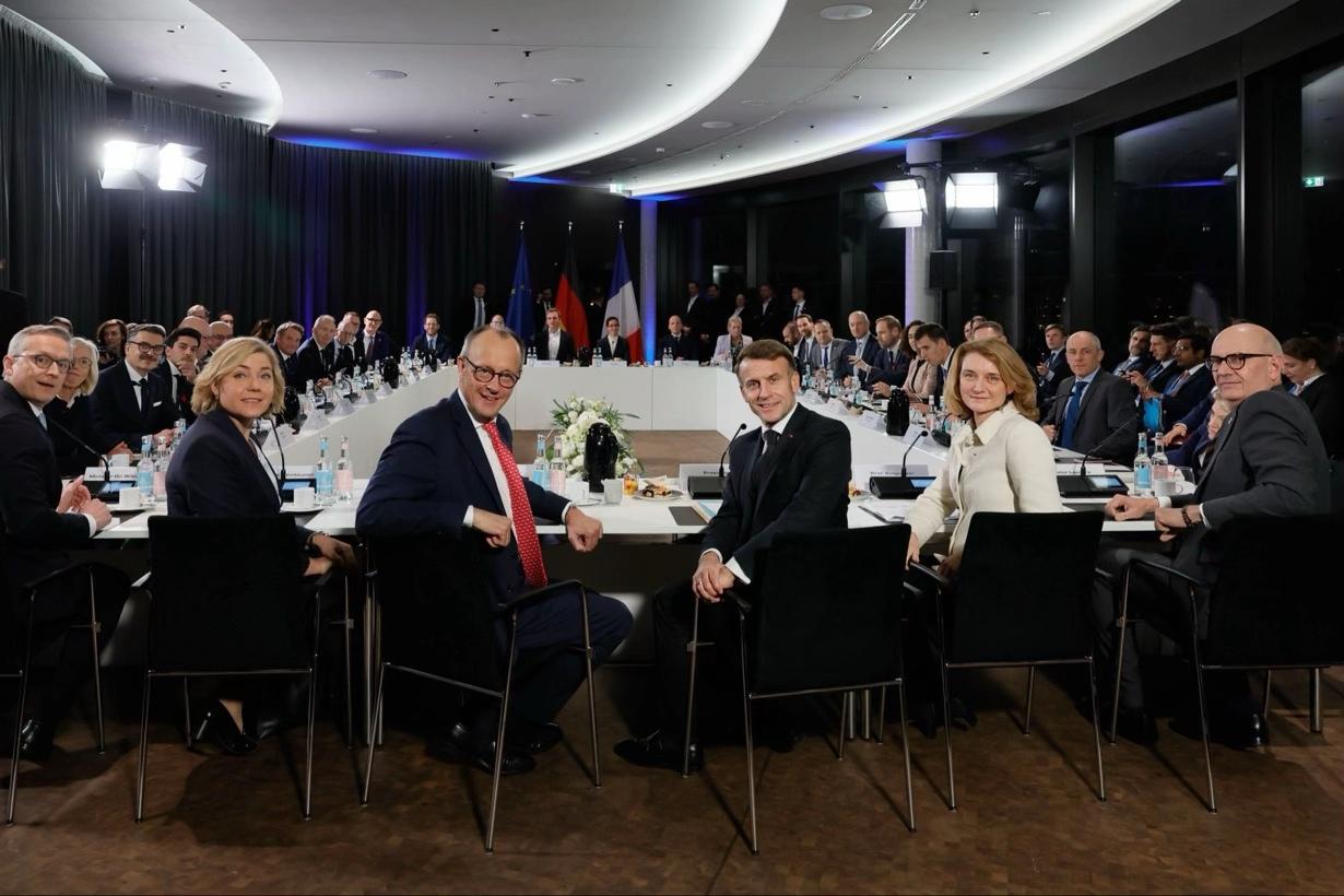 马克龙喊话：欧洲拥有再次成为世界强国的潜力。在柏林举行的德法创新合作论坛上