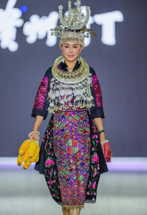 宁静这是挨个点名香港的明星大佬啊？她鼓动刘嘉玲给梁朝伟、周润发、刘德华、黎明和郭