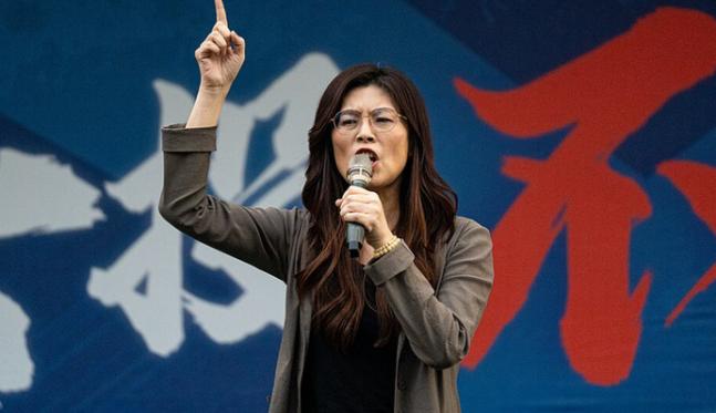 中日关系紧张，国民党有了新动向！国民党主席郑丽文送了高市早苗“十三个字”，直指“