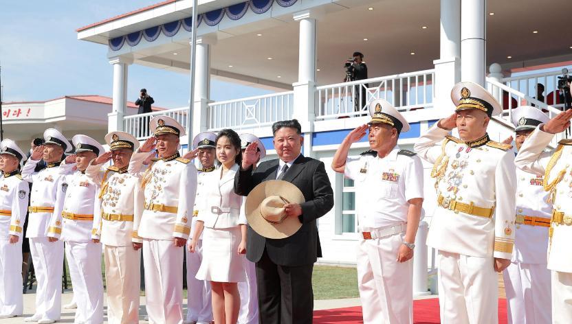 金正恩女儿再次公开露面，身着职业套裙。据朝中社最新消息，在上个月发生侧翻事故的
