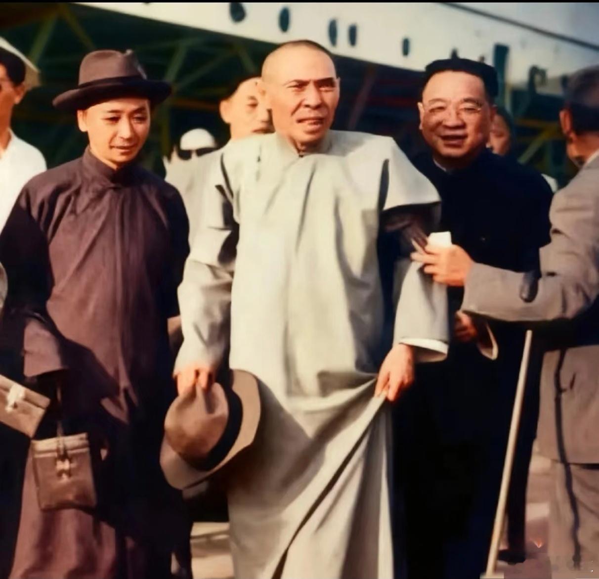1949年，杜月笙抵达香港时的照片，虽然只有两天的航程，但杜月笙当时身体孱弱，下