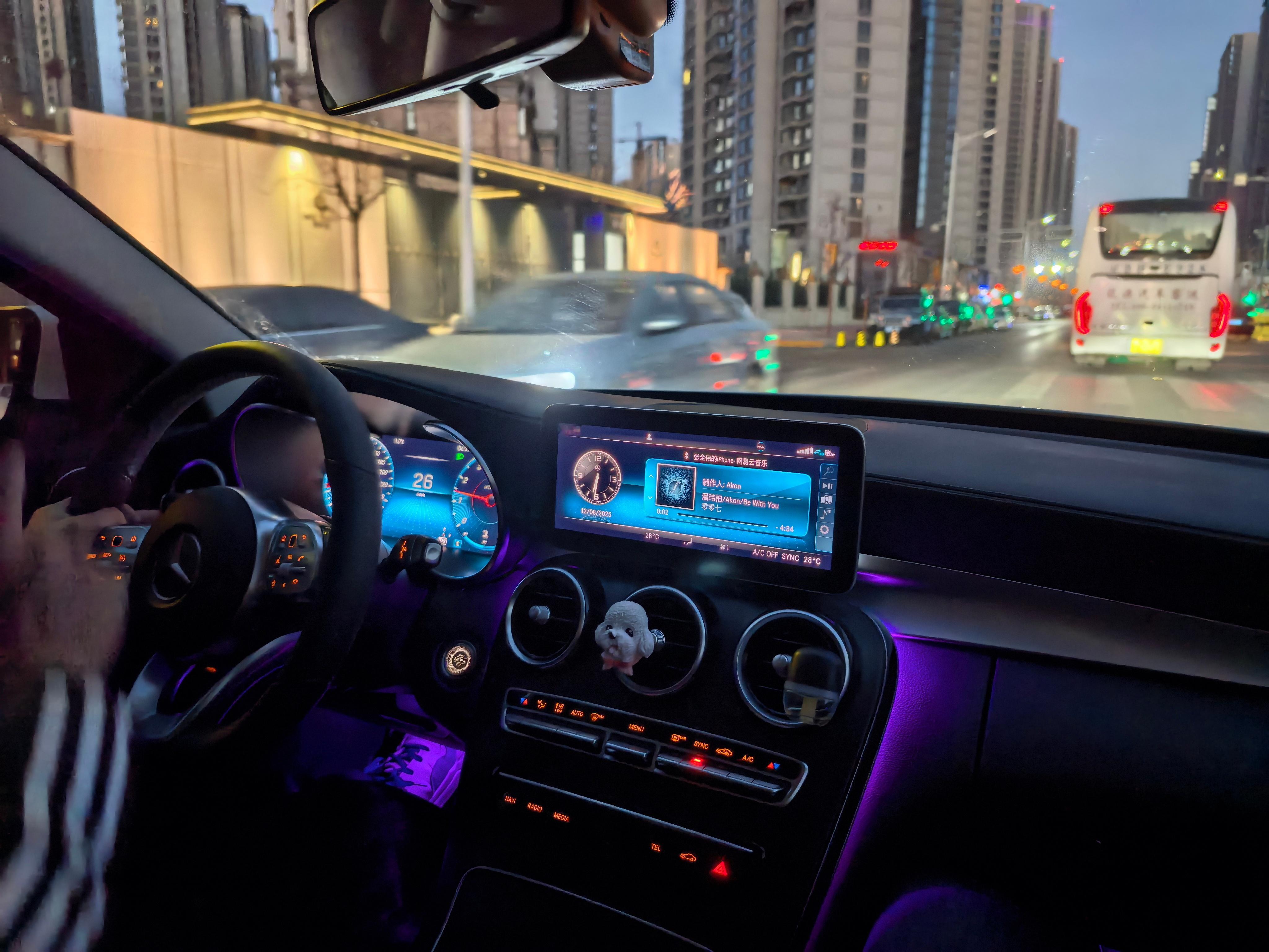 出门打工，坐的奔驰C，这内饰还是很有亲切感的。