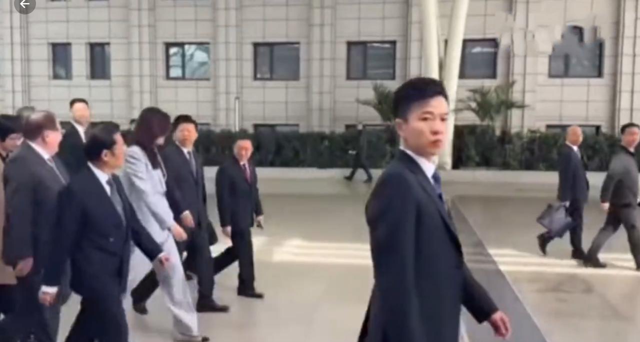 没有坐高铁之前，一行人热热闹闹的进站，同行的不光有接待人员还有保镖，这位长相帅气