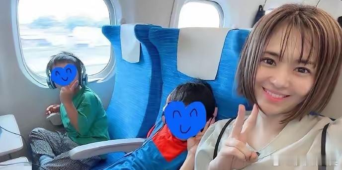 苍井空真牛逼，三件事情让人佩服​刚看到苍井空老师，在网上发布，带两孩子坐高铁，她