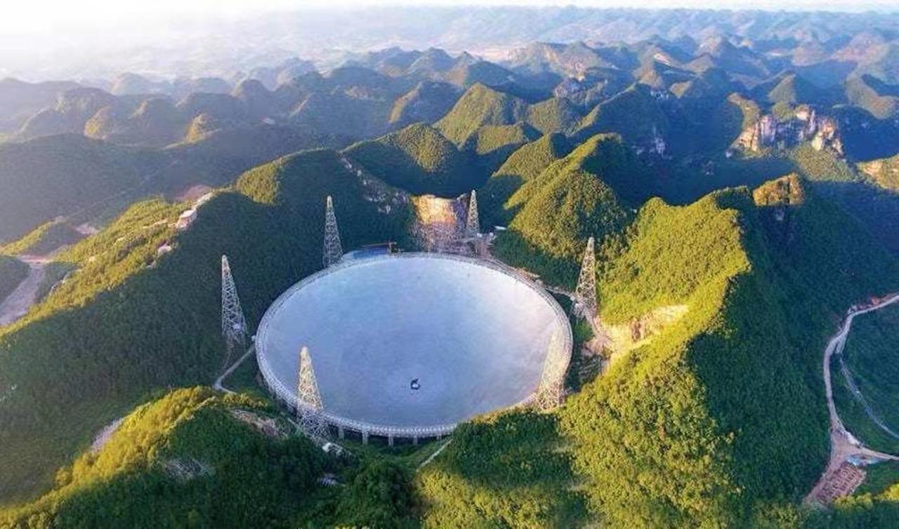 最初单口径的中国天眼正在从“单眼”逐步升级为“复眼”阵列，未来其观测能力有望获得