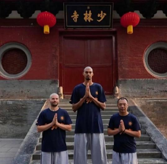 文班亚马去年7月份刚刚结束了在少林寺的修行，少林寺方丈释永信就犯事被抓了，真是造