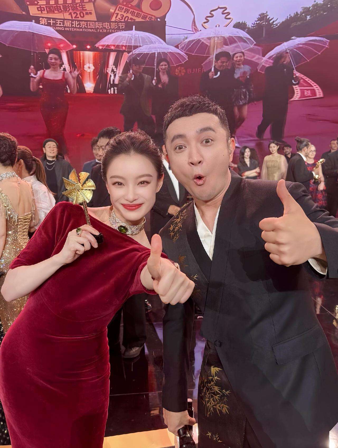 小尼晒与小妮合影。倪妮一袭酒红色礼服裙，太惊艳了，优雅大方有气质，越来越有大