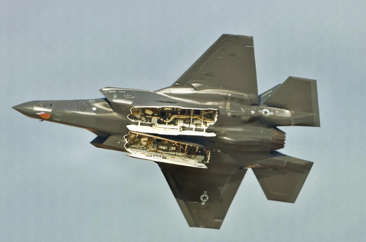 鹰酱F35迪拜航展秀弹仓，你敢晾我就敢拍航展战斗机迪拜航展2025迪拜航