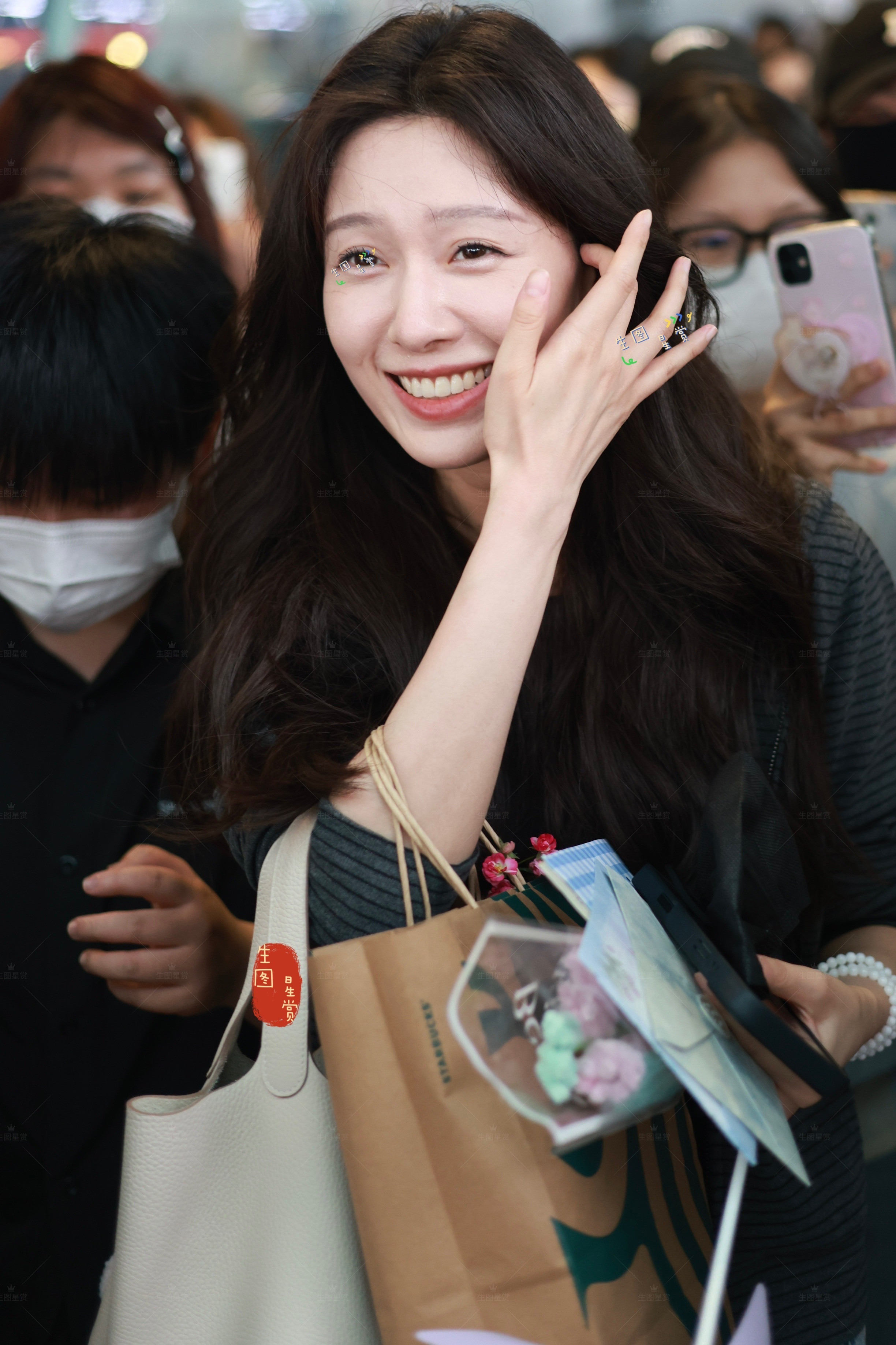 王子璇今日杭州到达可爱一宝，人气好高