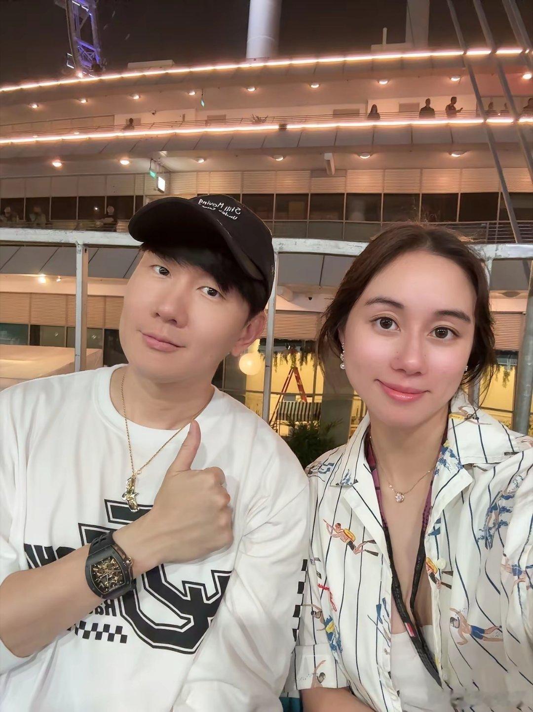 奚梦瑶小姑子何超欣人缘好强大啊！在新加坡F1赛车现场，奚梦瑶的小姑子何超欣和众多名媛以及明星同框出镜