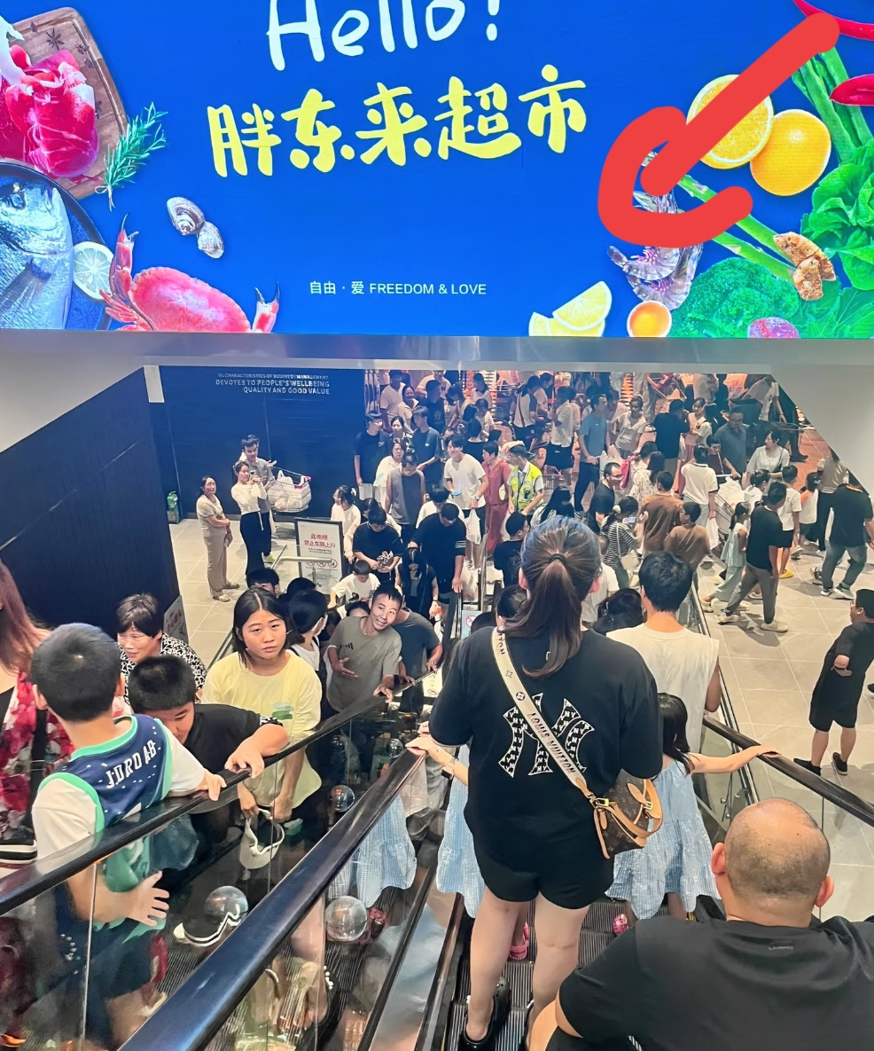 于东来估计气得牙都快咬碎了！他压根儿就想不到，自家的胖东来火遍全国，结果就在这