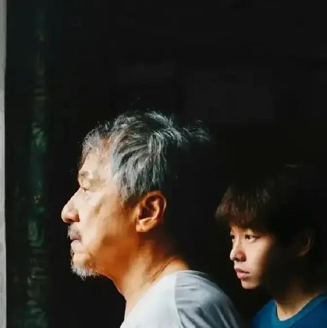 成龙七十了，两个儿子一个比一个远。大儿子房祖名吸毒那事之后基本隐身，现在改行做