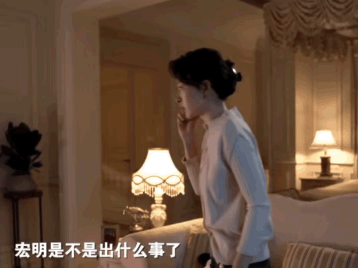 《淬火年代》32集预告，柳钧接到远在国外的沈嘉丽打来电话电话那头沈嘉丽哭诉着问他
