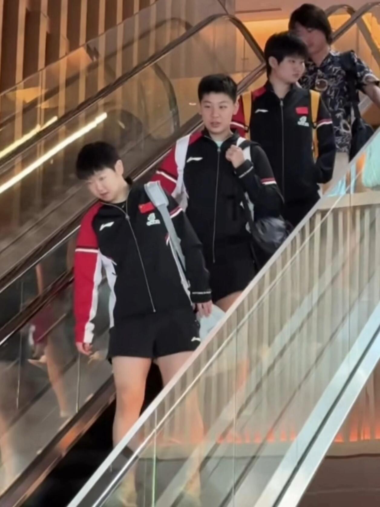 莎莎带队上训吃早餐去了！邱贻可之前跟着莎妹，选在孙颖莎自己带着一群小孩去吃早饭