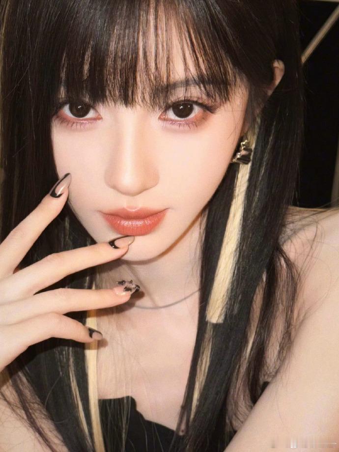 华天崎给鞠婧祎化Alpha妆华天崎给鞠婧祎化Alpha妆简直就是绝美了呀，完