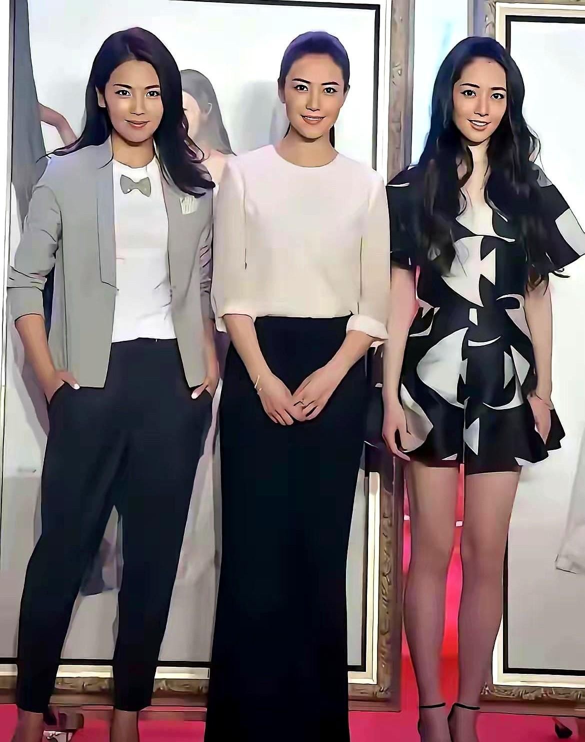 刘涛高圆圆同框照，戳破了多少人的幻想。这俩40+女神的状态好到离谱，皮肤紧到