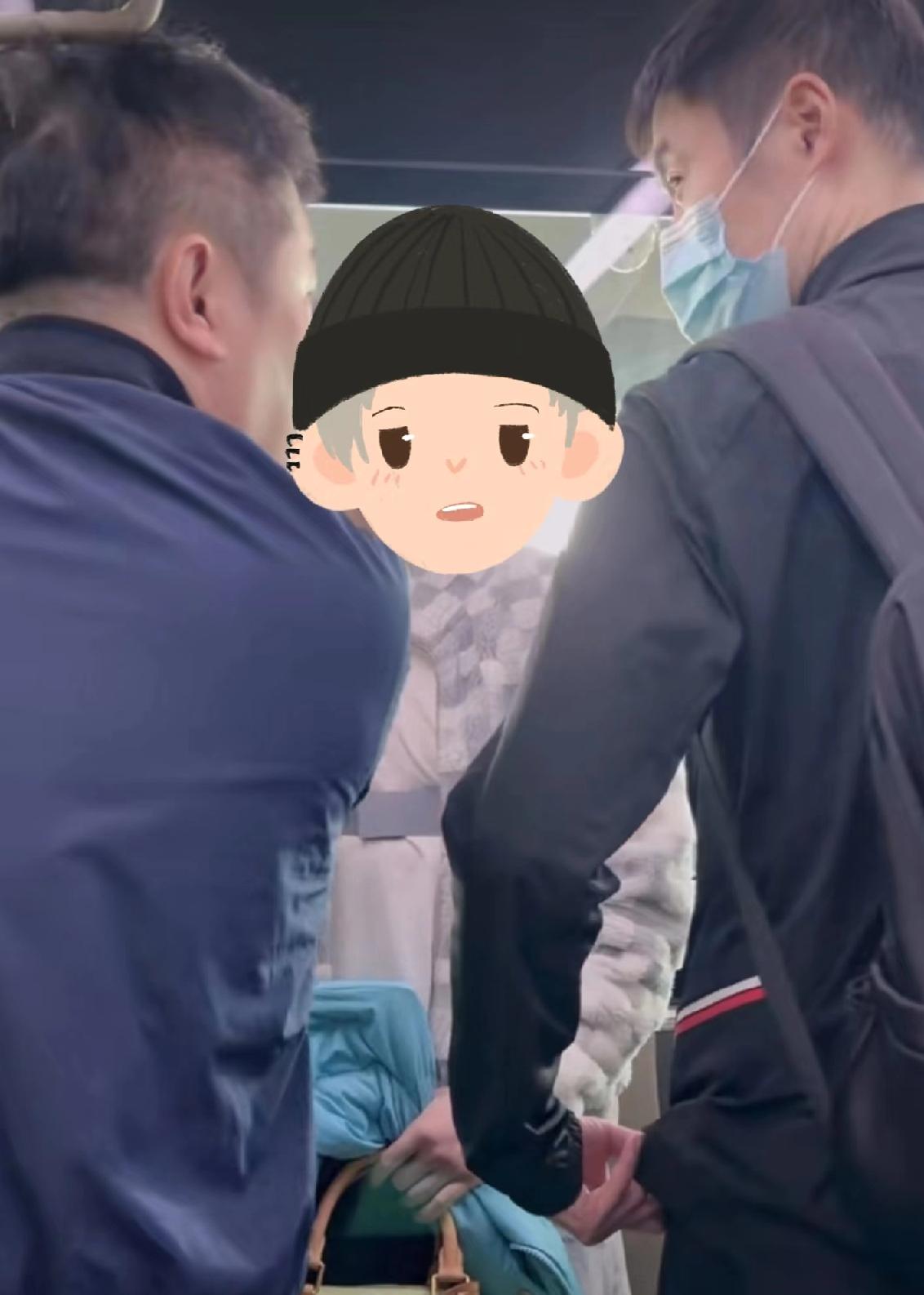 原来王励勤与受伤后的王楚钦一同由香港回北京。有球迷拍到王楚钦在跟随国乒团队一起