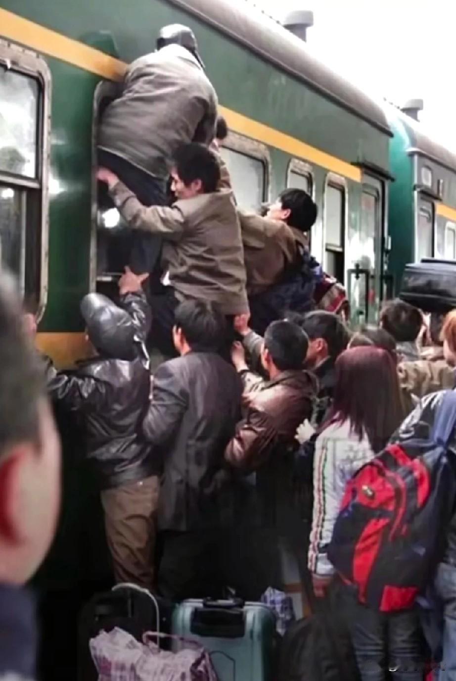 飞机没想到，高铁没想到，大巴更没想到，一年一度的春运开始，绿皮火车竟然一票难求！