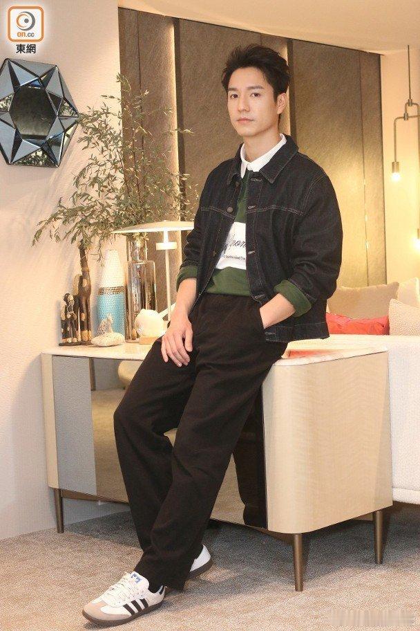 無綫上位小生吳偉豪自認幸運兒，入行以來未嘗工作真空期，雖然收入不如兄長們，但無悔