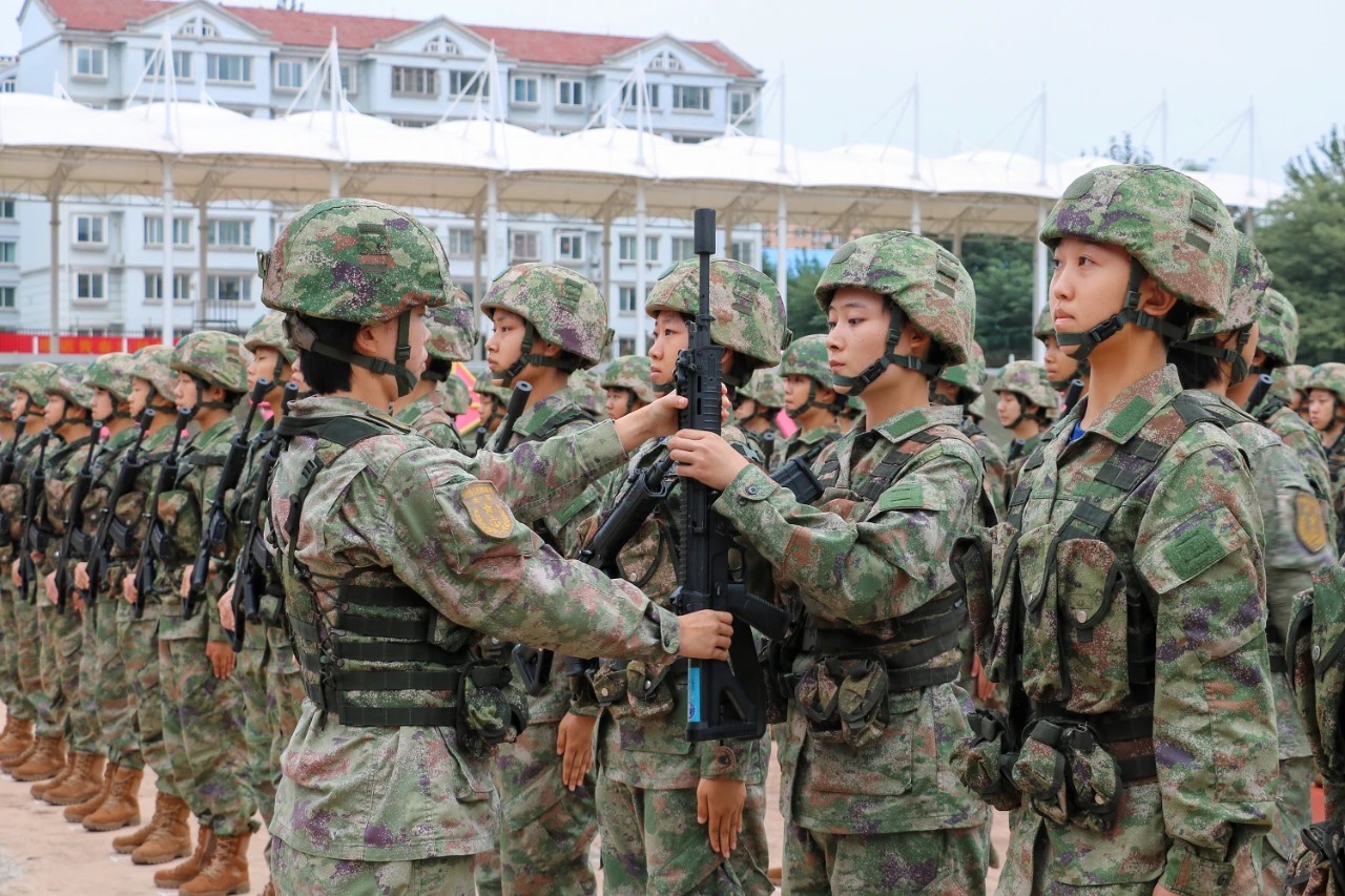 北部战区海军某基地隆重举行2025年下半年入伍新兵授枪仪式（北部战区）烽火问鼎计