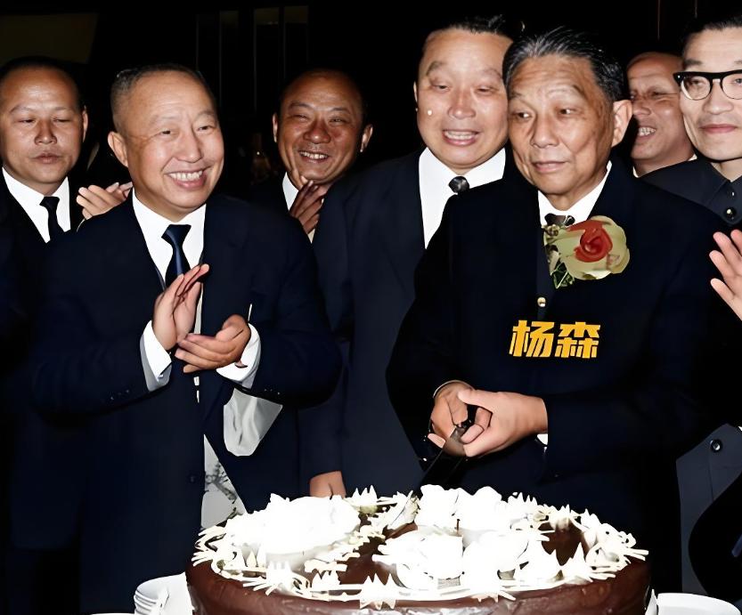 杨森写《九十忆往》时已经八十七岁，和他在四川斗了半辈子的川军将领，死的死、散的散