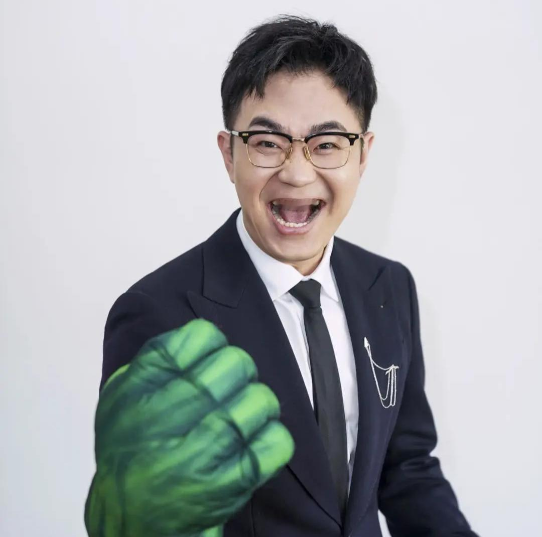 2020年，主持人问大鹏:“你当初的名气不大，为什么能请到这么多大明星来客串《屌丝男士》？” 201