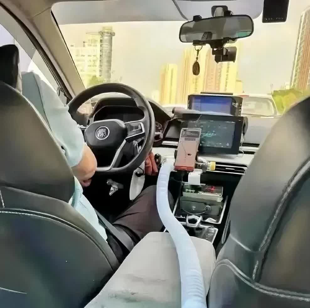 为什么跑网约车车赚不到钱还有那么多人涌进来？第一，打发时间，对于失业的人来说