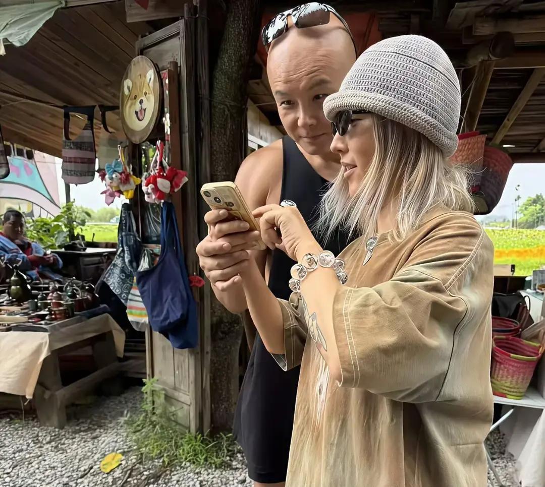 你知道吗，51岁的乐嘉现在定居在云南大理，日子过得挺让人意外的。以前大家对他
